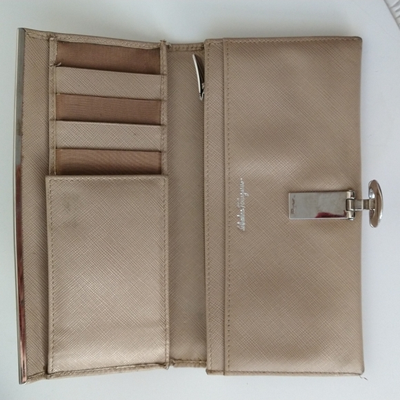AUTHENTIC SALVATORE FERRAGAMO BEIGE LEATHER BI-FOLD WALLET - Picture 2 of 9